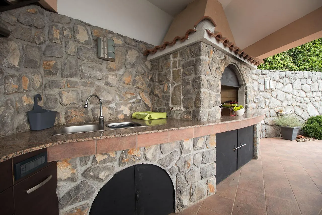 Apartments Villa Adore Ičići 0*,